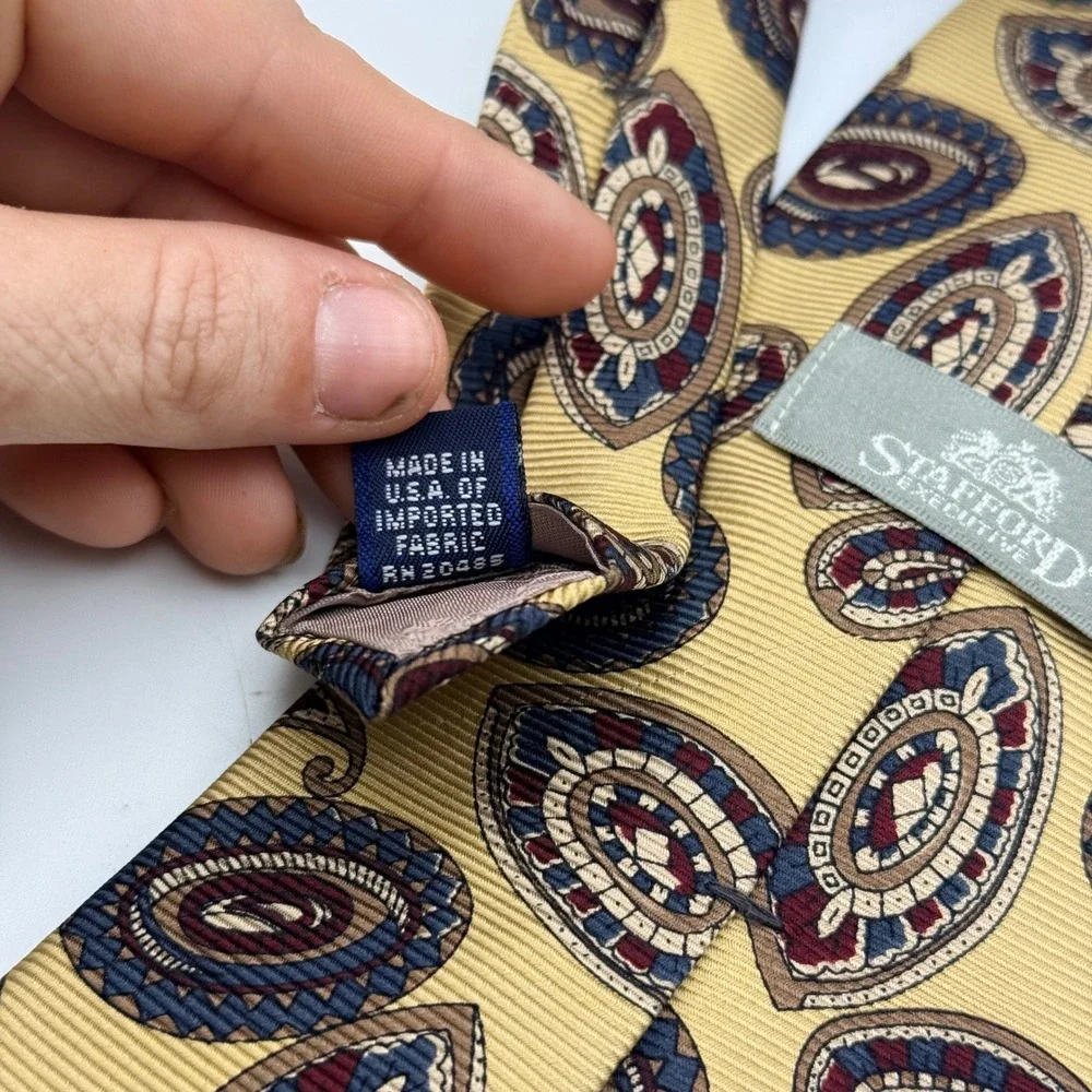 Stafford Executive Mens Gold Paisley Medallion Silk Necktie Made in‎ USA 4 Inch